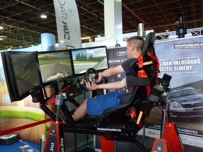 Car_racing_simulator_-_SBR_Racing,_Construma,_2015.04.17.JPG